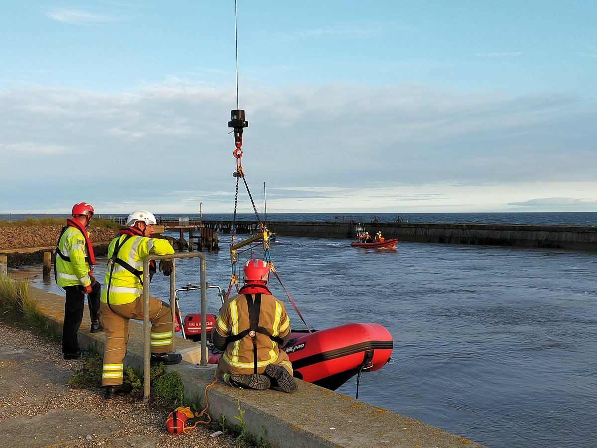<a href="/SuffolkFire/">Suffolk Fire & Rescue Service</a> #firefighters from #Lowestoft South Red watch practiced some #FloodRescueBoat  launch &amp; recovery on the river #Blyth in #Southwold this evening. Nice to catch <a href="/Southwold_rnli/">Southwold Lifeboat</a>, <a href="/AldeburghRNLI/">RNLI Aldeburgh</a> &amp; <a href="/HmcoastguardL/">HMCoastguard_Lowestoft</a> on a shout.
