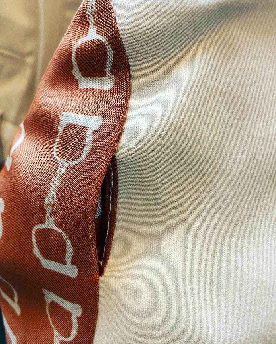 NewsfromBedlam's tweet photo. Trouser ankle notches allow a cooling breeze round your knees when you have set the dance floor on fire.
Thereβs a #secretpocket - we shanβt reveal where in case you raid the Rennies.
#Fabric from @Harrisons1863
#EarlofBedlam #bespoke #tailoring #commission #summersuit https://t.co/0Y0xjLQDHy