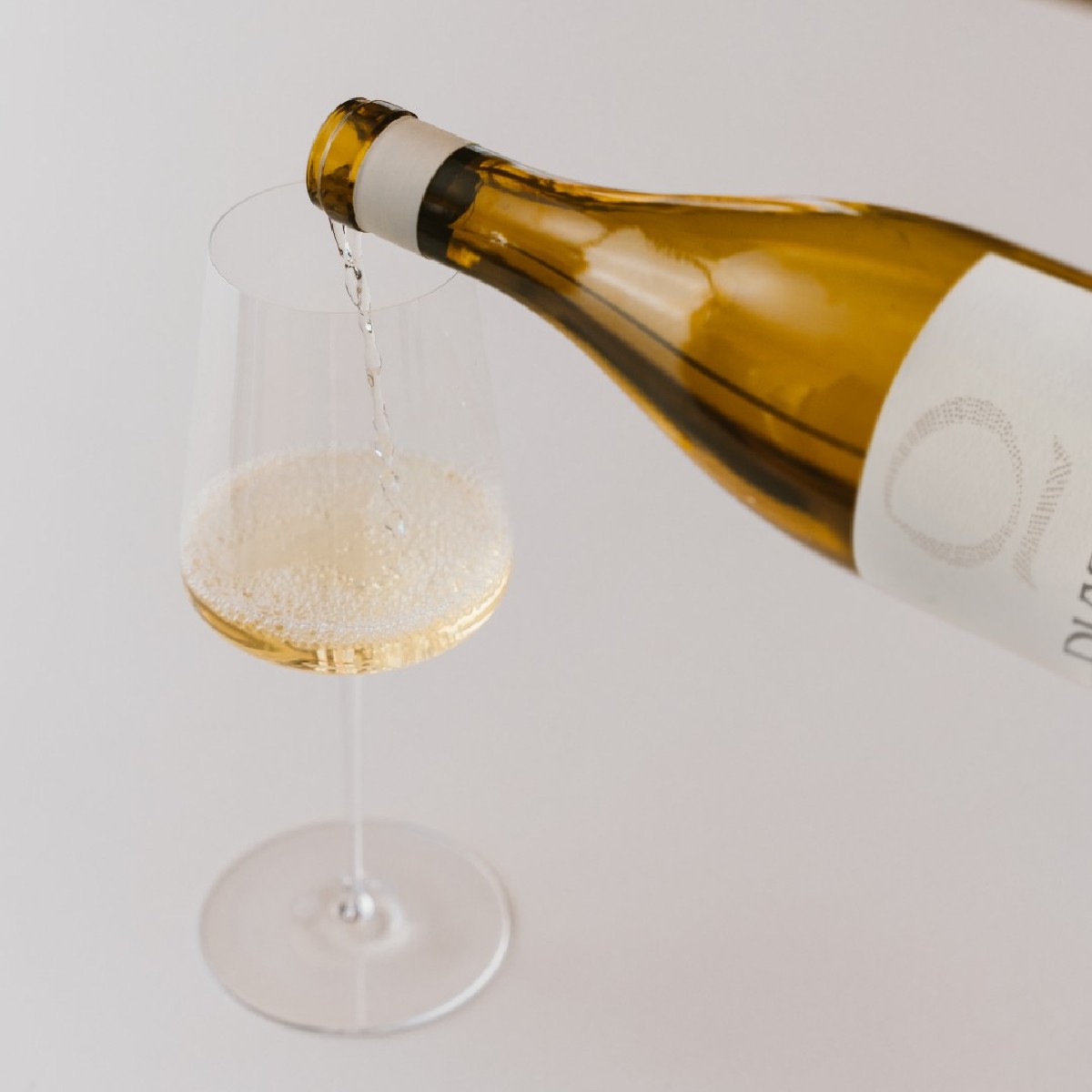 Fermented at low temperatures in small stainless-steel tanks, coupled with inhibited malolactic fermentation and short hose transportation, our 2021 Diatom Chardonnay intends to capture Chardonnay in its most raw, carnal state.