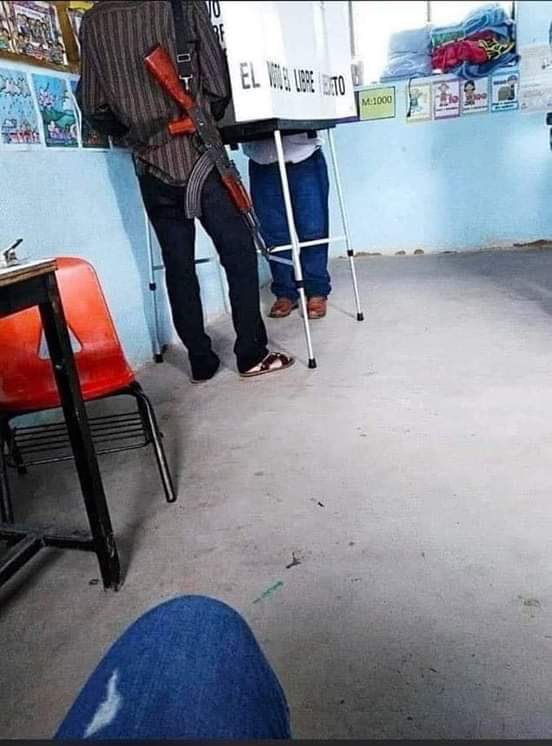 Aletse_04's tweet photo. Pregunta sería, por quien creen que  voto el señor del pantalón negro? Es para una tarea 😏
#VerguenzaNacional #JoseRamonLopezBeltran120 https://t.co/r51Xn0HulP