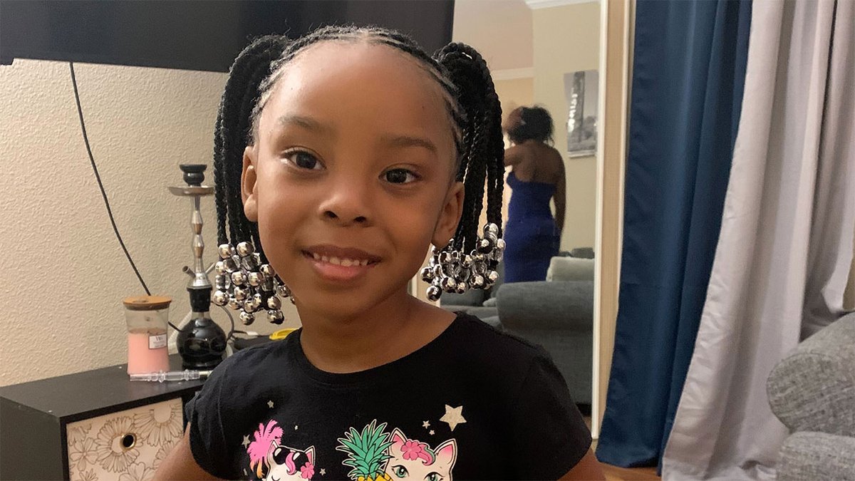 abc13houston's tweet photo. HAVE YOU SEEN HER? 5-year-old Emerie Mitchell is missing, last seen earlier today in a Missouri City neighborhood, police say.

🔗 Find important info on little Emerie here: https://t.co/3jz5BAOiOi

🔁 RT to help police find her. https://t.co/INZac2KU5V