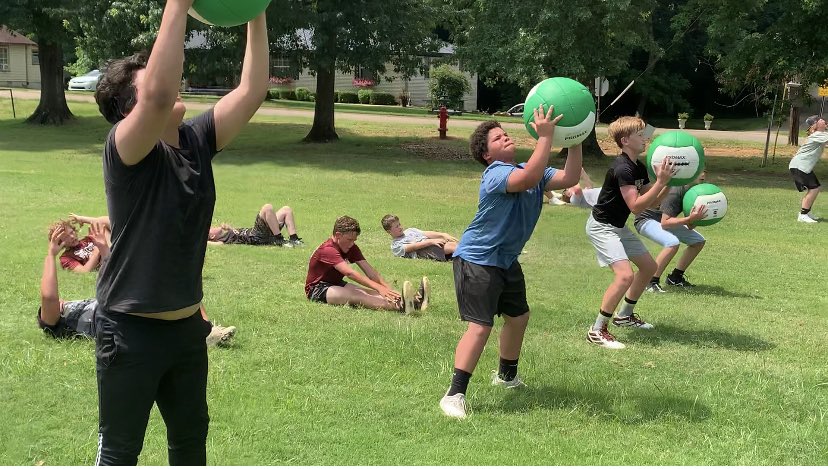 FootballNams's tweet image. We brought the weight room outside today and GOT AFTER IT! #FeedTheDog