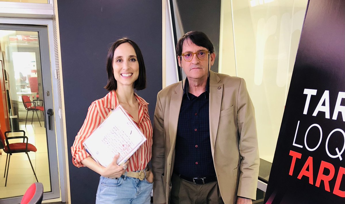 JuliaVarela__'s tweet photo. Ni más ni menos que una copia de la la carta manuscrita por Cervantes donde solicitaba al Consejo de Castilla la impresión de #ElQuijote Es el regalo del director de @ArchivosEst para celebrar el #DiaInternacionalDeLosArchivos Gracias, Juan Ramón Romero! #somosarchivo @rne https://t.co/6LhrimhM22