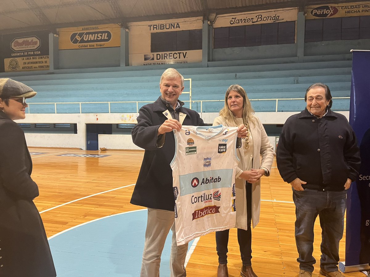 Junto a <a href="/unidosxaayudar/">Unidos Para Ayudar Uy</a> entregamos un desfibrilador a el Club Cordón