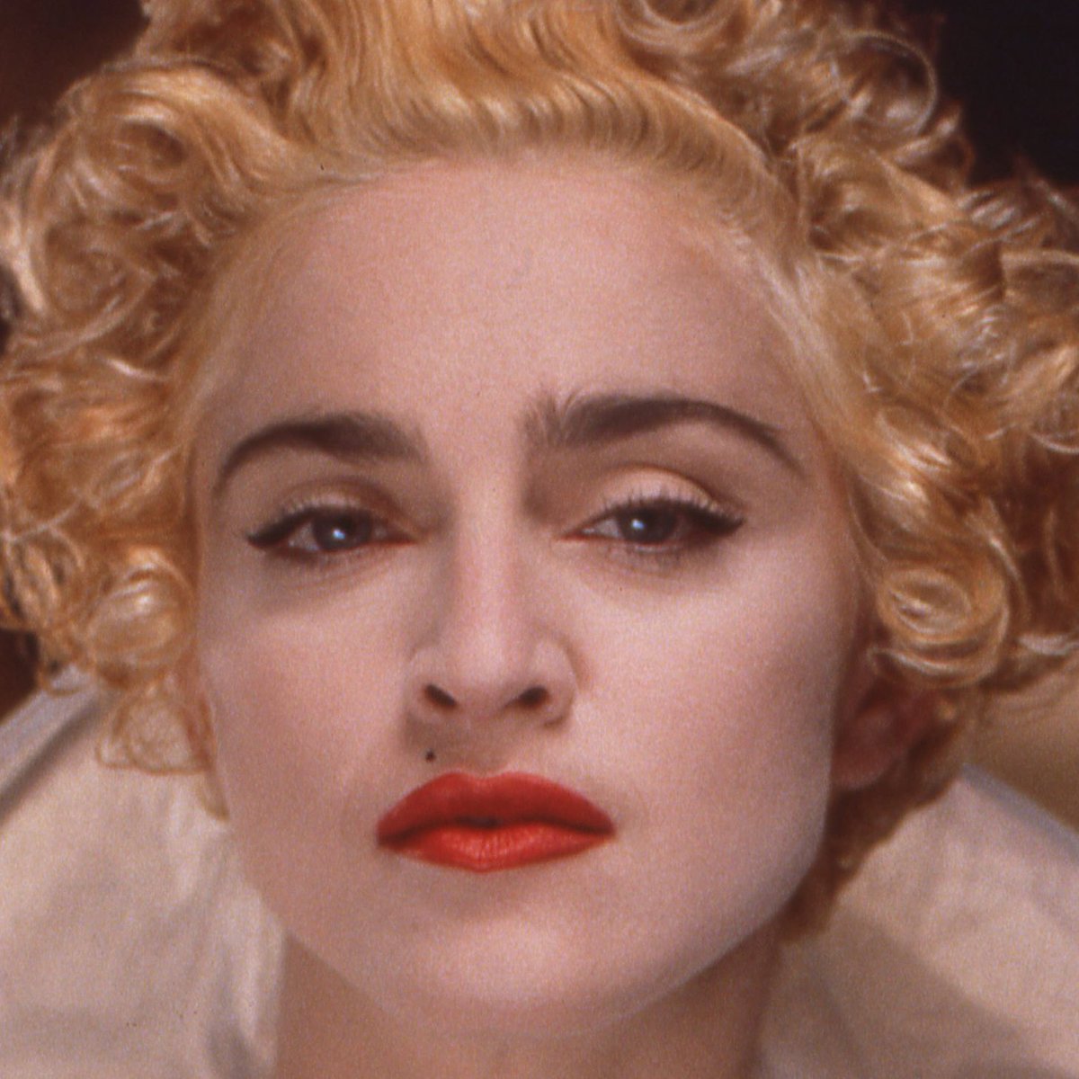 Julia Garner, de 'Inventing Anna', foi oficialmente escalada para interpretar Madonna no próximo filme biográfico da popstar.