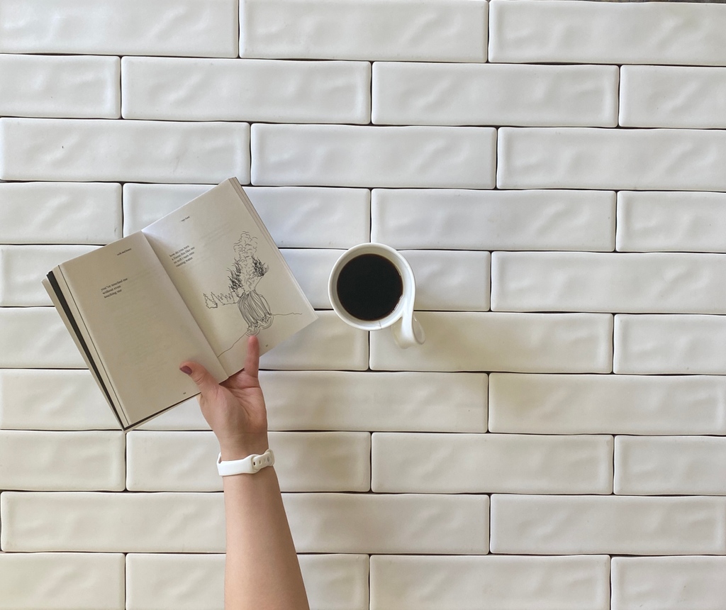 The new Iris blanco tile in matte finish is such a beauty! Can you picture curling up with a good book on this gorgeous tile?🥰
.
.
.
.
#ihavethisthingswithfloors #interiors4all #contemporaryhome #modernhome #interiorinspiration #interiorgoals #ceramic #ceramictile