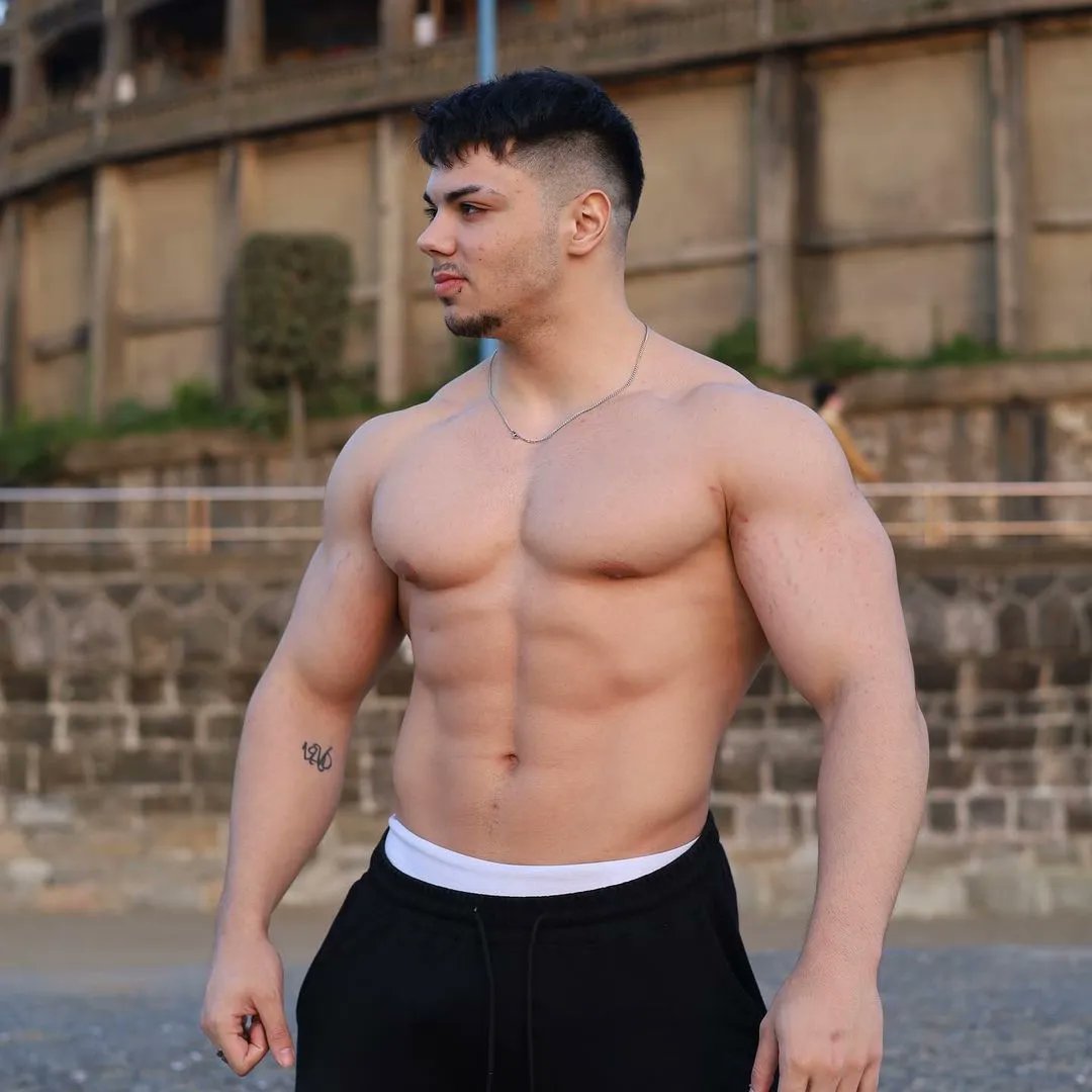 sexy_muscle_men's tweet photo. #musclebulk Such a thick boy… I want him to lay on top of me and feel his bodyweight crush me😵💫 https://t.co/EDqstCcNRV