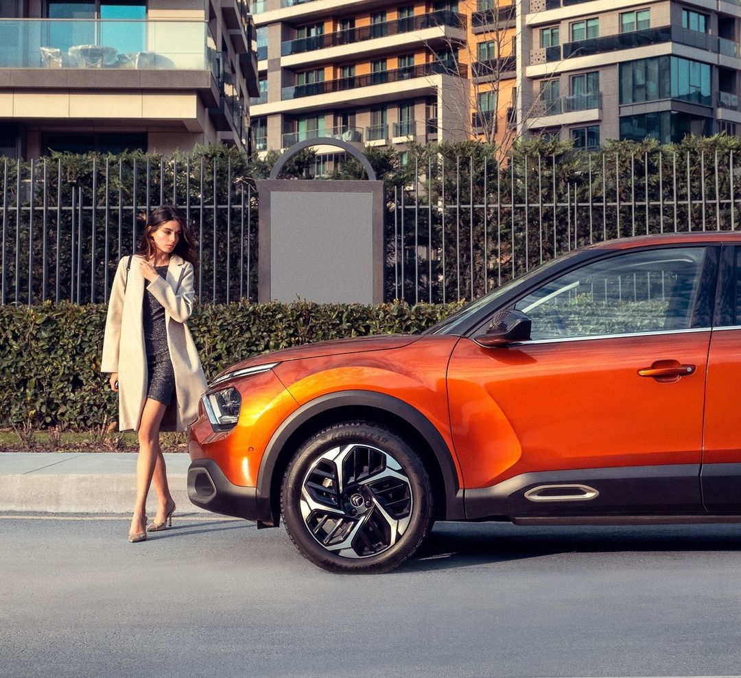 CitroenChile's tweet photo. Alejandra tuvo que medir sus pulsaciones porque aún no puede creer el nivel de belleza de nuestro New Citroën C4 😍✨, con solo mirarlo aumentaron sus latidos.

Descubre esta nueva sensación ingresando a 👉 https://t.co/JLIfLXi1Vc

#OpenTheWay #AdvancedComfort #CitroënChile https://t.co/BZlRcRrl88