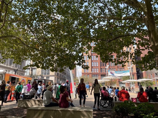 Grab your lunch crew and boogie on down to the Old Post Office Plaza from 11:30am-1:30pm for Lunchtime Live!  🎶 Enjoy live tunes, tasty eats, games and connect with other professionals in the Downtown community. See you tomorrow 👋
#stlmade #oldpostofficeplaza #downtownstl