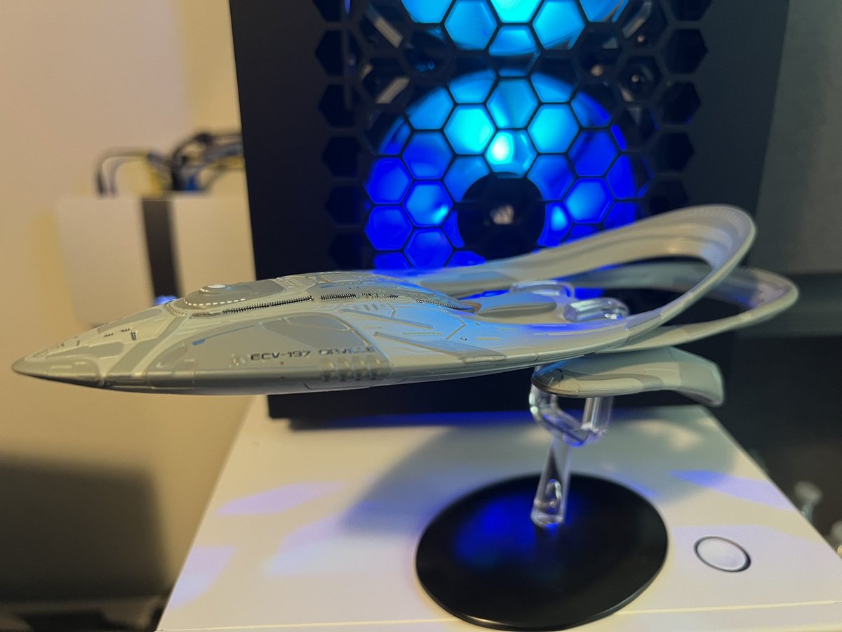 Serene_Scream's tweet photo. @SethMacFarlane @hulu And it’s awesome!!! Now I need one to park next to the Orville on my desk! https://t.co/rdW0cC5hW7
