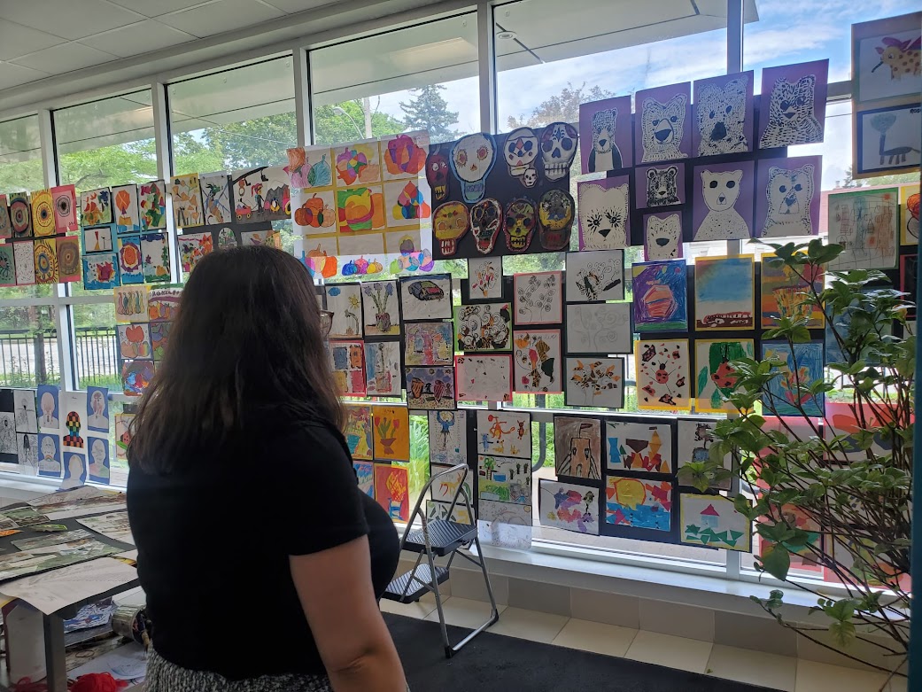CentralCMS's tweet photo. Experimenting with different materials and mediums, students at CMS have many opportunities to develop their art skills and hone their creativity. Here their magnificent work is displayed for parents to enjoy #artshow #creativedrawing #paintings #weloveart https://t.co/w2NgIB6RST