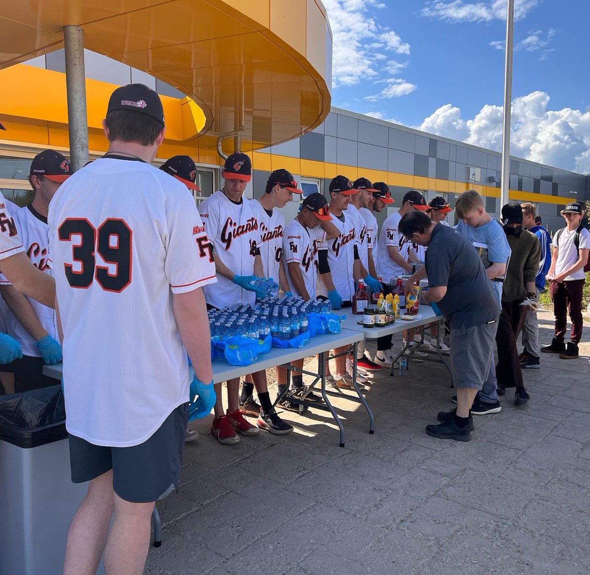The_ELLTeacher's tweet image. Thanks again @FMMGIANTS for #servinglunch @CompMinerTweets #NewComers enjoyed their 1st #BBQ ever in Canada 🇨🇦 #community #YMM @RMWoodBuffalo @FMPSD @LindaMywaart @jjvelvet @annaleeskinner #MinersPride 💛🖤 #RoleModels #Sports #Baseball #SoGrateful @mca4wb