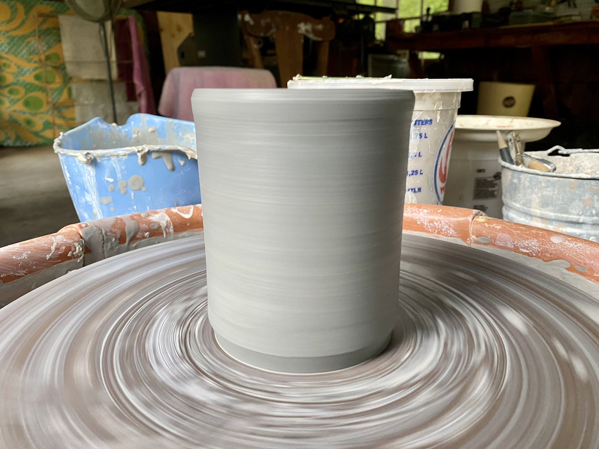 MonaLisaLvsHeah's tweet photo. I know you see bowls, but cylinders are my life right now…
#hobbypotter #clayisfun https://t.co/kvAaChHe2r