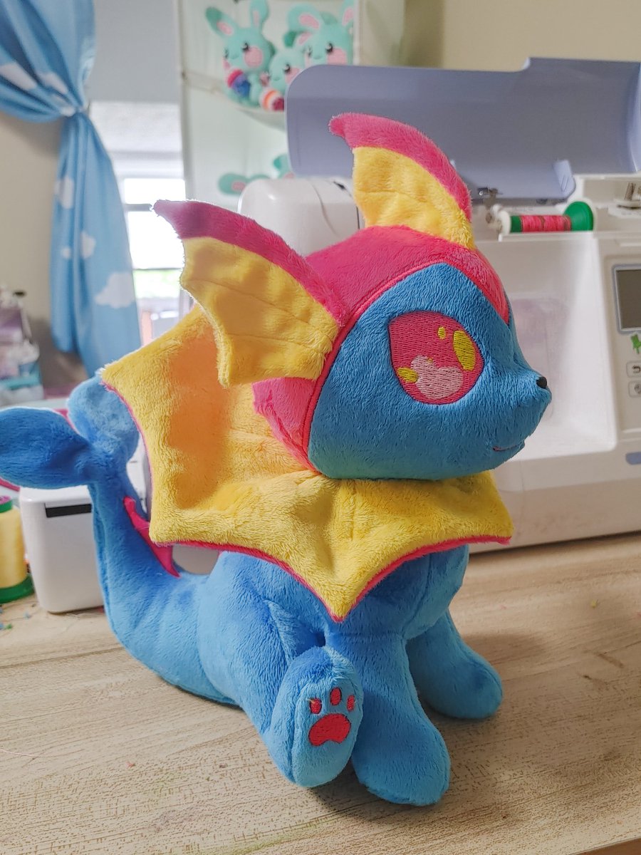 FollyLollySews's tweet photo. Just finished a Pan Vaporeon ! 💖💛💙 https://t.co/qMiw1d2Kss