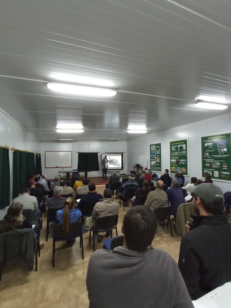 nachoprieto_19's tweet photo. Charla gestión ambiental de tambos
@sofoval
@Nicolas91258170
@cfelixrivero #ALCICO https://t.co/k5mI70FazU