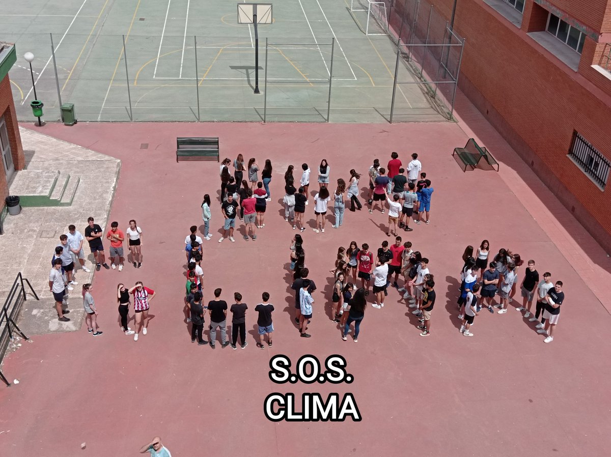 LdaVinci_ies's tweet photo. Nuestra Aula Natural constituye una pequeña isla de biodiversidad. La pérdida de biodiversidad es uno de los principales problemas del cambio climático. Por ello hemos plantado 21 alcornoques, y plantas aromáticas y flores para polinizadores en este espacio #reto9 de @ecovidrio https://t.co/8tZNTPqI5o