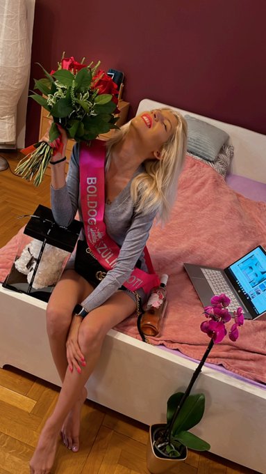 https://t.co/vXmMqgUz05 Birthday 06.04. . Thank u 🤍🤍 https://t.co/8UeonBWixo<a href="/tag/sheismybestfriend"class="tags"><span>#sheismybestfriend</span></a>