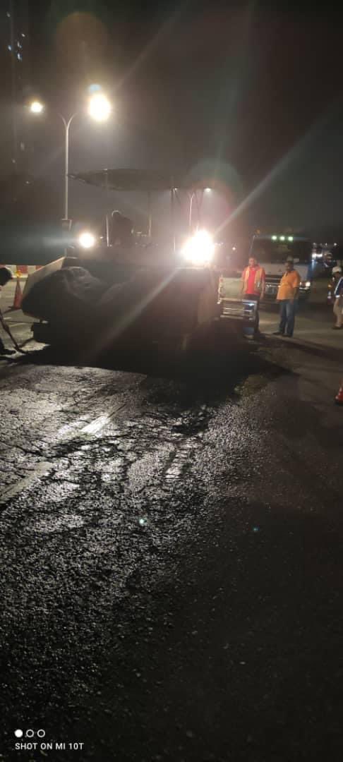 Assalamualaikum dan Selamat Pagi semua.

Syukur Alhamdulillah. Kerja-kerja baik pulih di Jalan Kempas Lama sudah mula dilaksanakan demi keselesaan dan keselamatan pengguna.

1/2