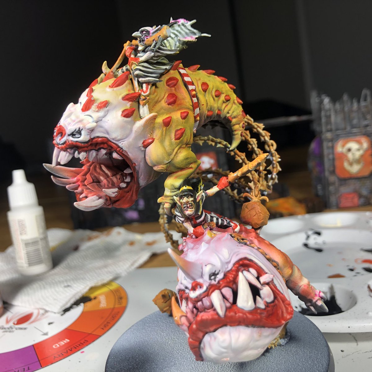 #HobbyStreakDay1222🌈🖌️🎨 Today I spent at least 90 mins continuing work on my McMangler Squigs 🍔🖌🌈#Hobbystreak #WIP #PaintingWarhammer