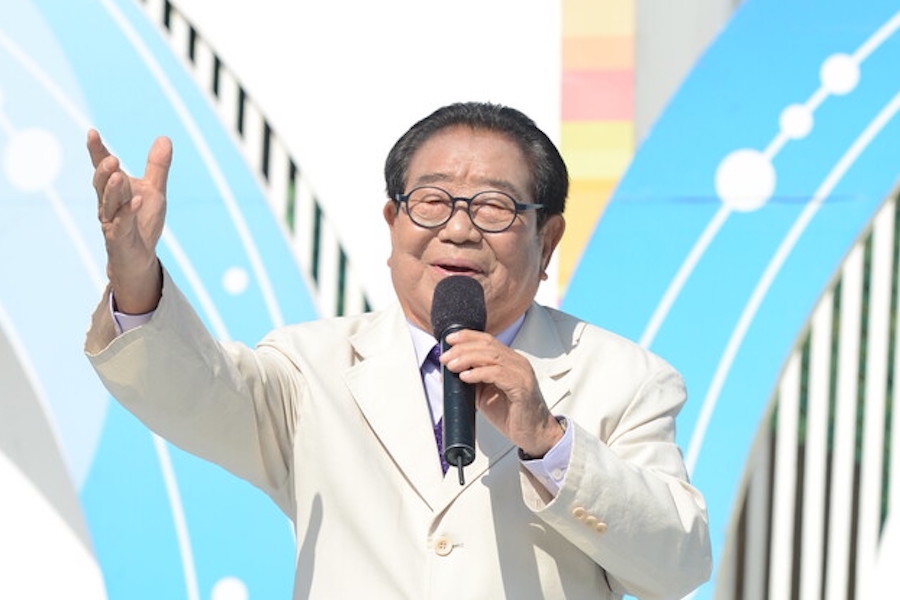 soompi's tweet photo. Veteran MC Song Hae Passes Away
https://t.co/7RJPHvPRye https://t.co/s8oVFBKooQ