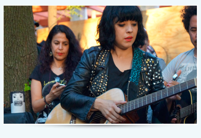 Hace algunos ayeres <a href="/monlaferte/">Mon Laferte</a> haciendo conciertos acústicos en la #CDMX y hoy llenando grandes recintos internacionales. 🔥🔥🔥