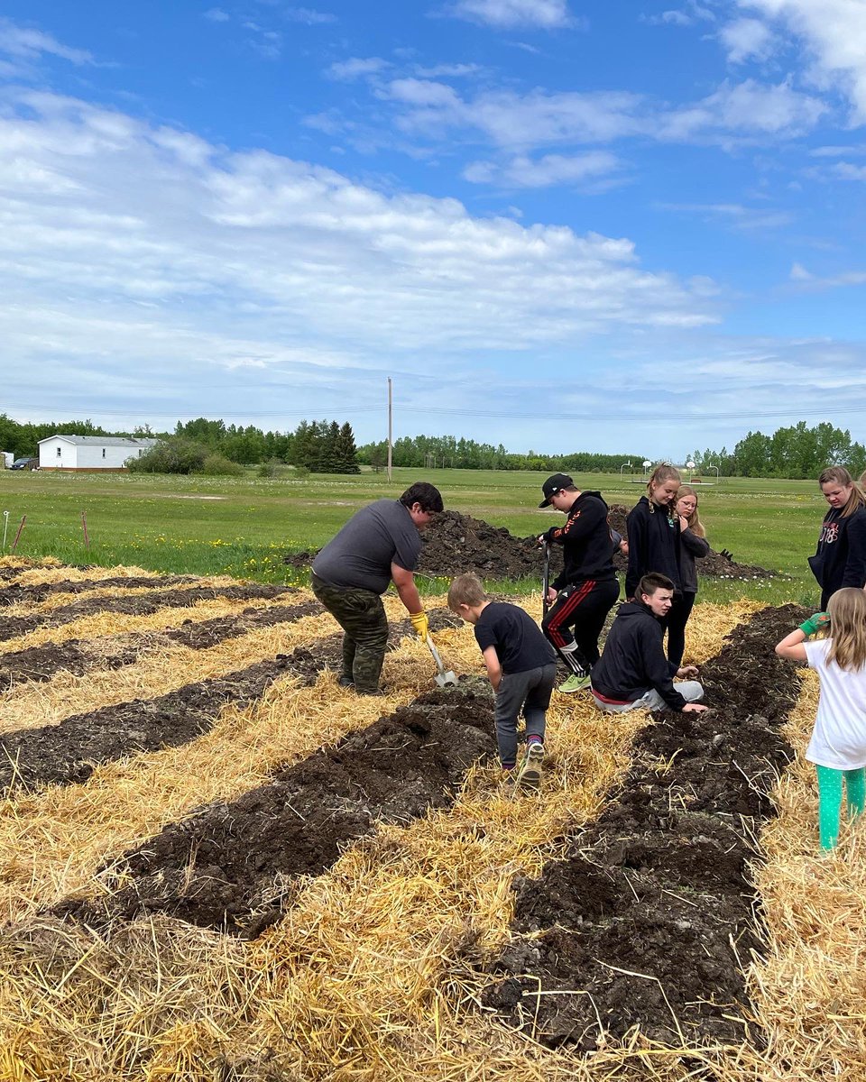 Round Hill School tweet media