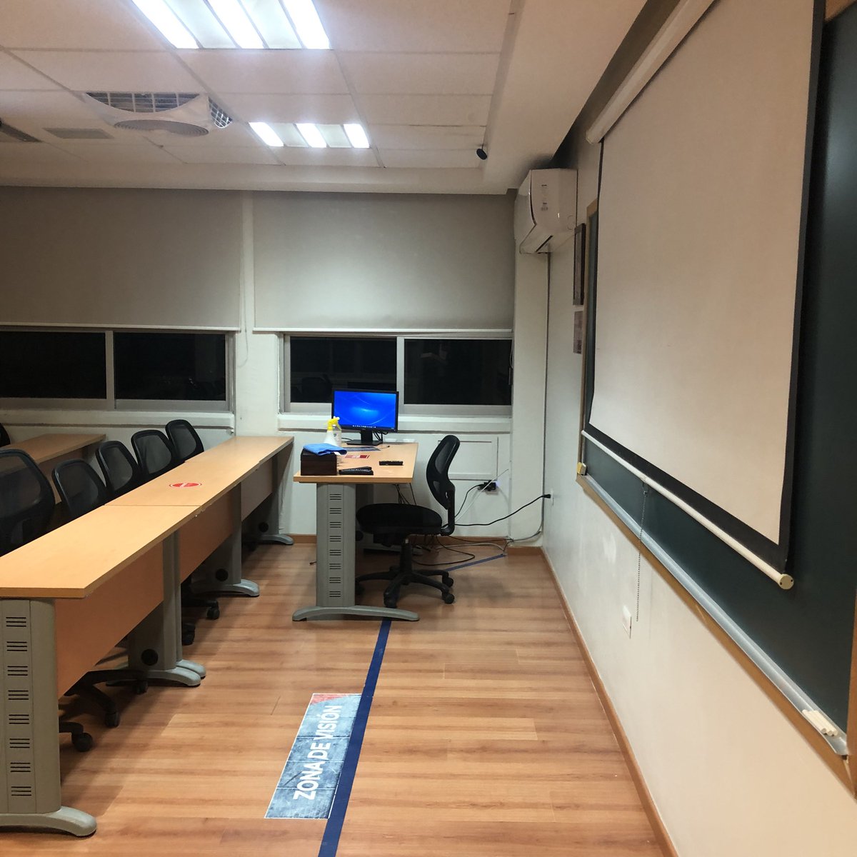 vodkiks's tweet photo. Siempre que me despido de un salón de clases, es una sensación extraña, ya que se convierte en tu espacio seguro, que los alumnos lo hacen suyo para desahogarse y donde te confían su intimidad.
El salón, se convierte en una fortaleza para ti y tus conpinches.
Good bye #UpAgs! https://t.co/Ndxd6r19Ow
