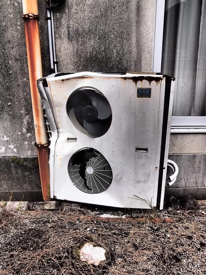 HiroTakeuchi's tweet photo. 主観的小景高知
Unoccupied house compressor unit(condensing unit).
The scenery of the suburbs of Kochi City in Japan from my point of view and the interesting parts.
#compressorunit
#condensingunit
#Unoccupiedhouse
#Decay https://t.co/FLhpG2Mc3s