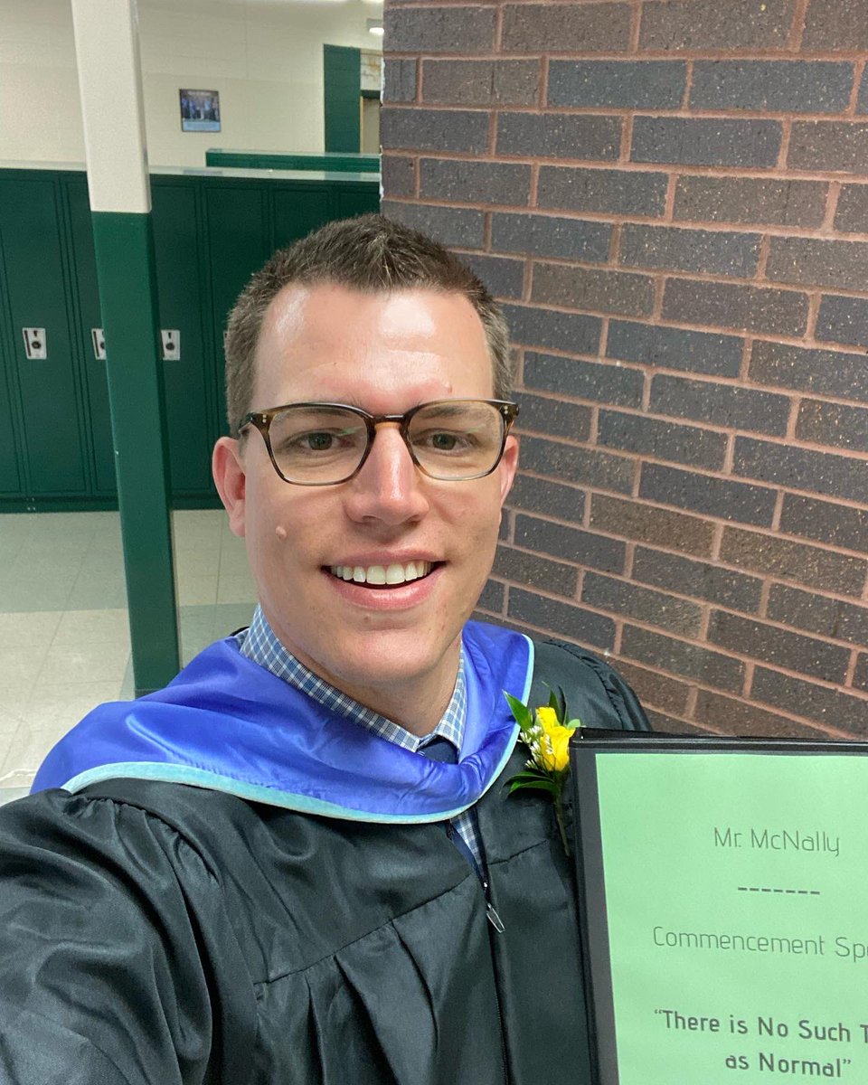 Capping the school year off with a few Commencement selfies!  I’m honored to serve as the faculty speaker for the Class of 2022. 🎓🎉🎓 youtu.be/fgC9vf-KwOw (Speech intro starts at 32:30) #Commencement  #Classof2022