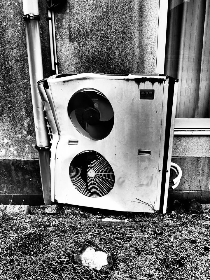 HiroTakeuchi's tweet photo. 主観的小景高知
Unoccupied house compressor unit(condensing unit).
The scenery of the suburbs of Kochi City in Japan from my point of view and the interesting parts.
#compressorunit
#condensingunit
#Unoccupiedhouse
#Decay
#monochromephotograph
#Blackandgrayphoto https://t.co/jo3RIIzqXS