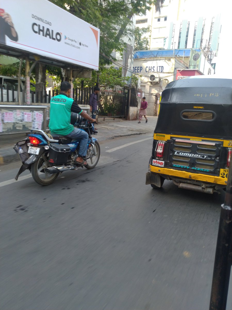 niharmehta's tweet photo. Dear @DunzoIt , i would not like to use the services and risk my parcels with an irresponsible rider. It's also law breaking. @MTPHereToHelp . At Santacruz , SV road, near station road, opp Asha parekh hospital. #helmetless #stylebhai https://t.co/ilZTj9sblx