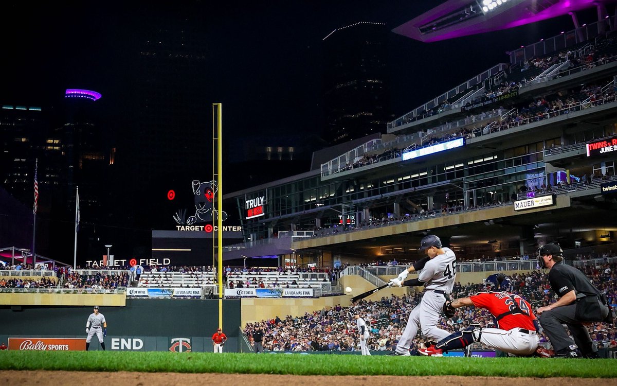 Yankees's tweet photo. First to 40. 

#RepBX https://t.co/aCm0h5ijJi