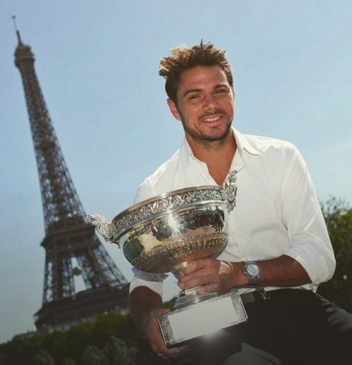 chda7777's tweet photo. Seven years ago today, on photoshoot in Paris with his new trophy the day after his big triumph 🏆🗼
#WaybackWednesday #OnThisDayInTennis #DreamComeTrue #RolandGarros #FrenchOpen #Champion2015 #RG15 #SweetMemories #StillProud #WillNeverForget #Wawrinka #stanwawrinka https://t.co/AH15Kt9jOJ