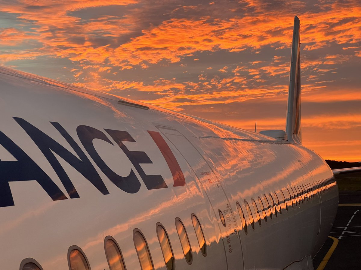 DamienLcc's tweet photo. Départ imminent pour Paris pour une journée de formation au sol 👨‍✈️ 🛫#PilotLife #Sunrise #MPL #Montpellier @montpellier_ @Montpellier3m @MPLaeroport https://t.co/FwlvXLivcn