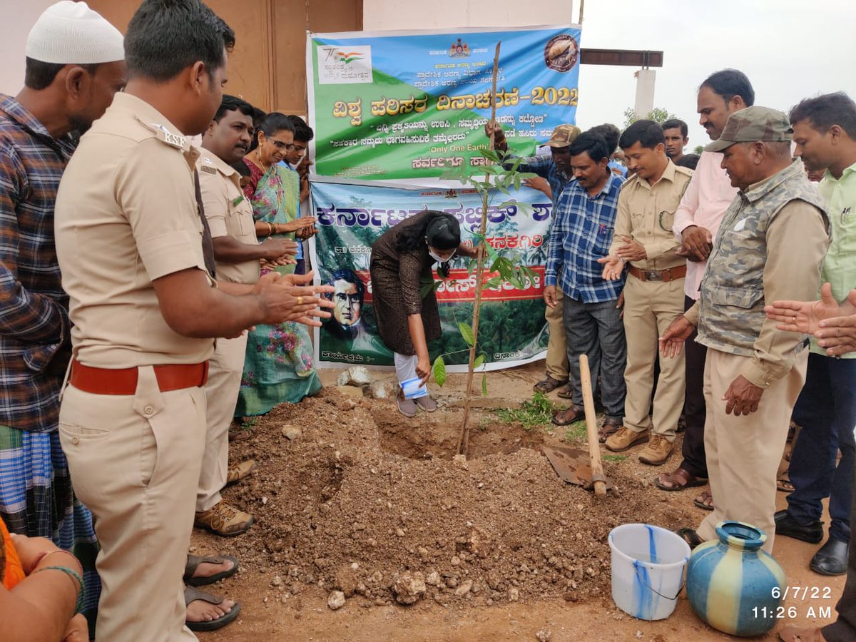 DcfForest's tweet photo. ವಿಶ್ವ ಪರಿಸರ ದಿನಾಚರಣೆ ಹಾಗೂ ಹಸಿರು ಕರ್ನಾಟಕ ಕಾರ್ಯಕ್ರಮದ ಅಂಗವಾಗಿ ಕನಕಗಿರಿ ಕರ್ನಾಟಕ ಪಬ್ಲಿಕ್ ಶಾಲೆಯಲ್ಲಿ ಬೀಜ ಬಿತ್ತನೆ &amp; ಸಸಿ ನೆಡುವ ಕಾರ್ಯಕ್ರಮವನ್ನು ಹಮ್ಮಿಕೊಳ್ಳಲಾಯಿತು. ಕಾರ್ಯಕ್ರಮದಲ್ಲಿ ತಾಪಂ ಕಾರ್ಯನಿರ್ವಾಹಕ ಅಧಿಕಾರಿಗಳು,ಶಾಲಾ ಶಿಕ್ಷಕರು,ವಿದ್ಯಾರ್ಥಿಗಳು, ಗ್ರಾಮಸ್ಥರು &amp; ಸಿಬ್ಬಂದಿಗಳು ಭಾಗವಹಿಸಿದ್ದರು.@CMofKarnataka https://t.co/8OuXZJvikk
