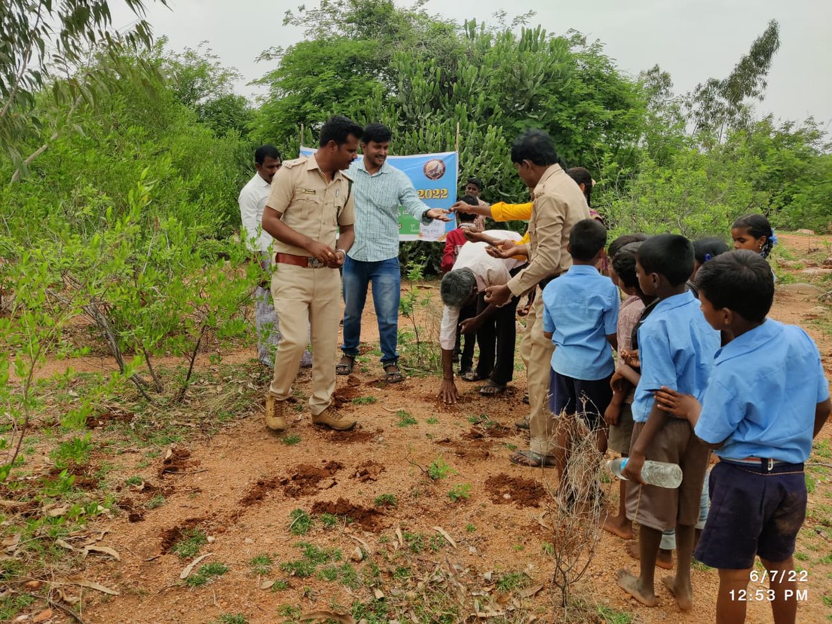 DcfForest's tweet photo. ವಿಶ್ವ ಪರಿಸರ ದಿನಾಚರಣೆ ಹಾಗೂ ಹಸಿರು ಕರ್ನಾಟಕ ಕಾರ್ಯಕ್ರಮದ ಅಂಗವಾಗಿ ಕನಕಗಿರಿ ಕರ್ನಾಟಕ ಪಬ್ಲಿಕ್ ಶಾಲೆಯಲ್ಲಿ ಬೀಜ ಬಿತ್ತನೆ &amp; ಸಸಿ ನೆಡುವ ಕಾರ್ಯಕ್ರಮವನ್ನು ಹಮ್ಮಿಕೊಳ್ಳಲಾಯಿತು. ಕಾರ್ಯಕ್ರಮದಲ್ಲಿ ತಾಪಂ ಕಾರ್ಯನಿರ್ವಾಹಕ ಅಧಿಕಾರಿಗಳು,ಶಾಲಾ ಶಿಕ್ಷಕರು,ವಿದ್ಯಾರ್ಥಿಗಳು, ಗ್ರಾಮಸ್ಥರು &amp; ಸಿಬ್ಬಂದಿಗಳು ಭಾಗವಹಿಸಿದ್ದರು.@CMofKarnataka https://t.co/8OuXZJvikk
