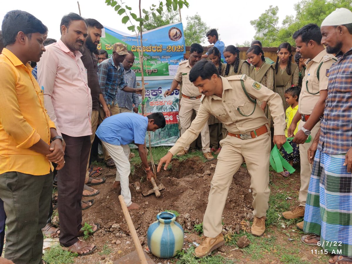 DcfForest's tweet photo. ವಿಶ್ವ ಪರಿಸರ ದಿನಾಚರಣೆ ಹಾಗೂ ಹಸಿರು ಕರ್ನಾಟಕ ಕಾರ್ಯಕ್ರಮದ ಅಂಗವಾಗಿ ಕನಕಗಿರಿ ಕರ್ನಾಟಕ ಪಬ್ಲಿಕ್ ಶಾಲೆಯಲ್ಲಿ ಬೀಜ ಬಿತ್ತನೆ &amp; ಸಸಿ ನೆಡುವ ಕಾರ್ಯಕ್ರಮವನ್ನು ಹಮ್ಮಿಕೊಳ್ಳಲಾಯಿತು. ಕಾರ್ಯಕ್ರಮದಲ್ಲಿ ತಾಪಂ ಕಾರ್ಯನಿರ್ವಾಹಕ ಅಧಿಕಾರಿಗಳು,ಶಾಲಾ ಶಿಕ್ಷಕರು,ವಿದ್ಯಾರ್ಥಿಗಳು, ಗ್ರಾಮಸ್ಥರು &amp; ಸಿಬ್ಬಂದಿಗಳು ಭಾಗವಹಿಸಿದ್ದರು.@CMofKarnataka https://t.co/8OuXZJvikk