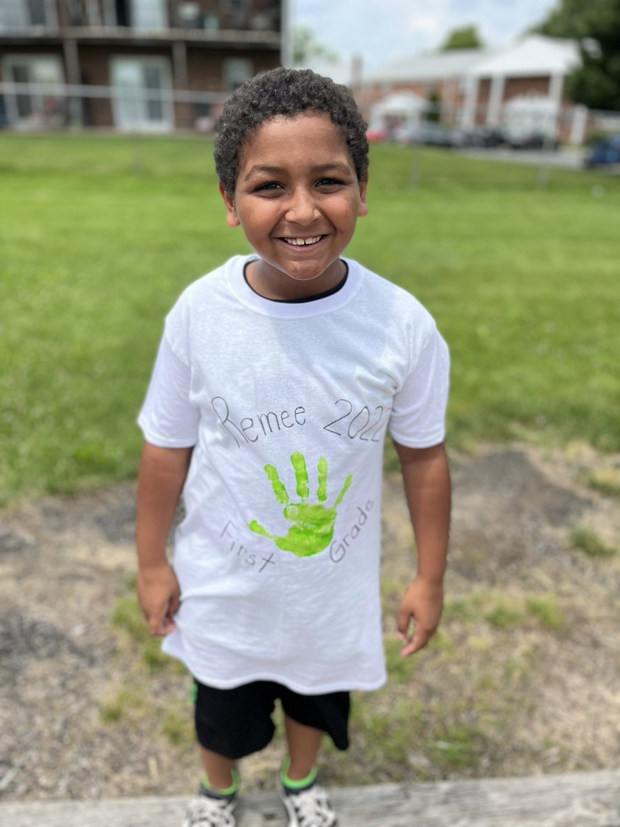 KiseCrew's tweet photo. First Grade Fun Day!  #cddolphins @stacy_mcmullen @ColonialSDstrct  🖐🏼hand ❤️ 🤚🏾🤚🏽🤚🏿🤚🤚🏻 🎨 https://t.co/toGs41I0Sr