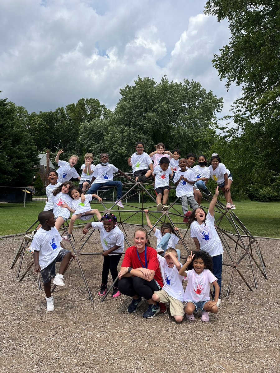 KiseCrew's tweet photo. First Grade Fun Day!  #cddolphins @stacy_mcmullen @ColonialSDstrct  🖐🏼hand ❤️ 🤚🏾🤚🏽🤚🏿🤚🤚🏻 🎨 https://t.co/toGs41I0Sr