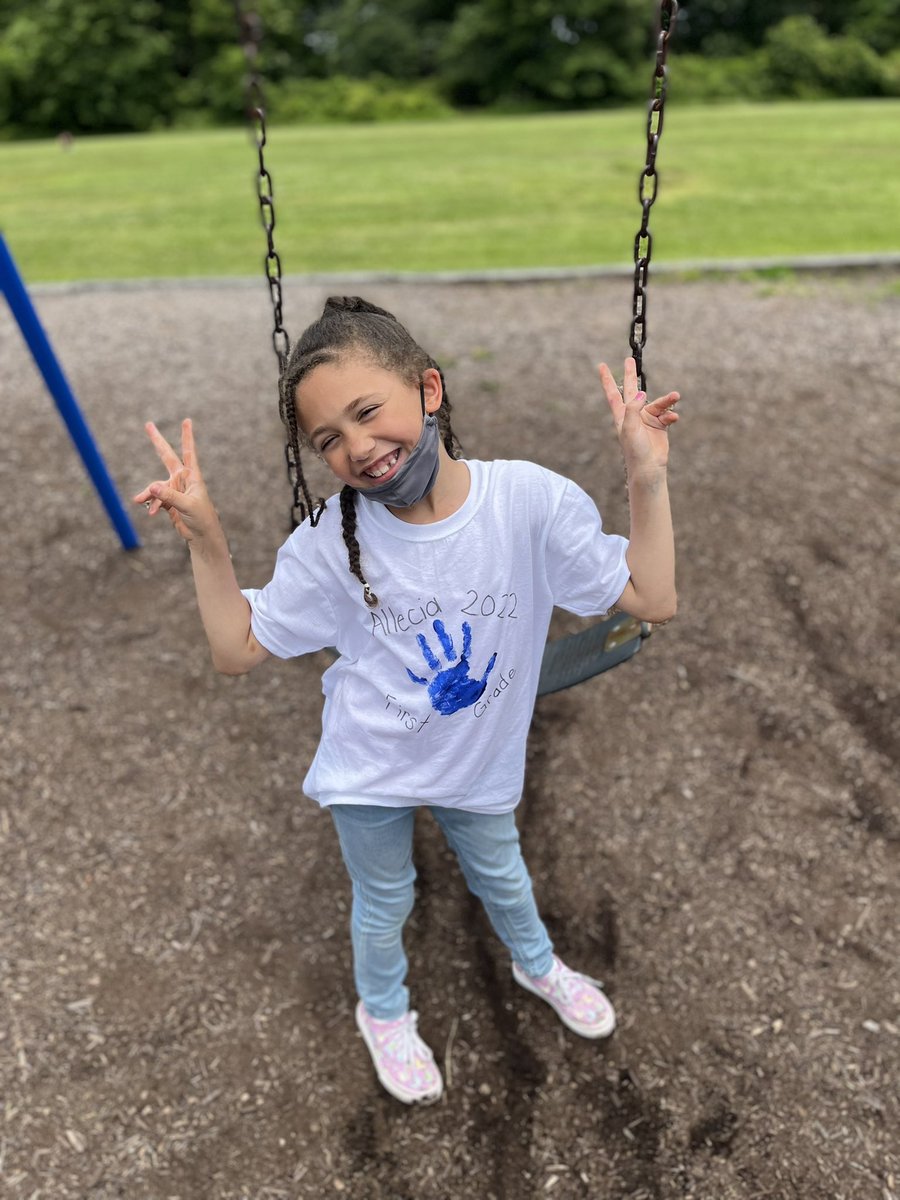 KiseCrew's tweet photo. First Grade Fun Day!  #cddolphins @stacy_mcmullen @ColonialSDstrct  🖐🏼hand ❤️ 🤚🏾🤚🏽🤚🏿🤚🤚🏻 🎨 https://t.co/RL1BqZeryN