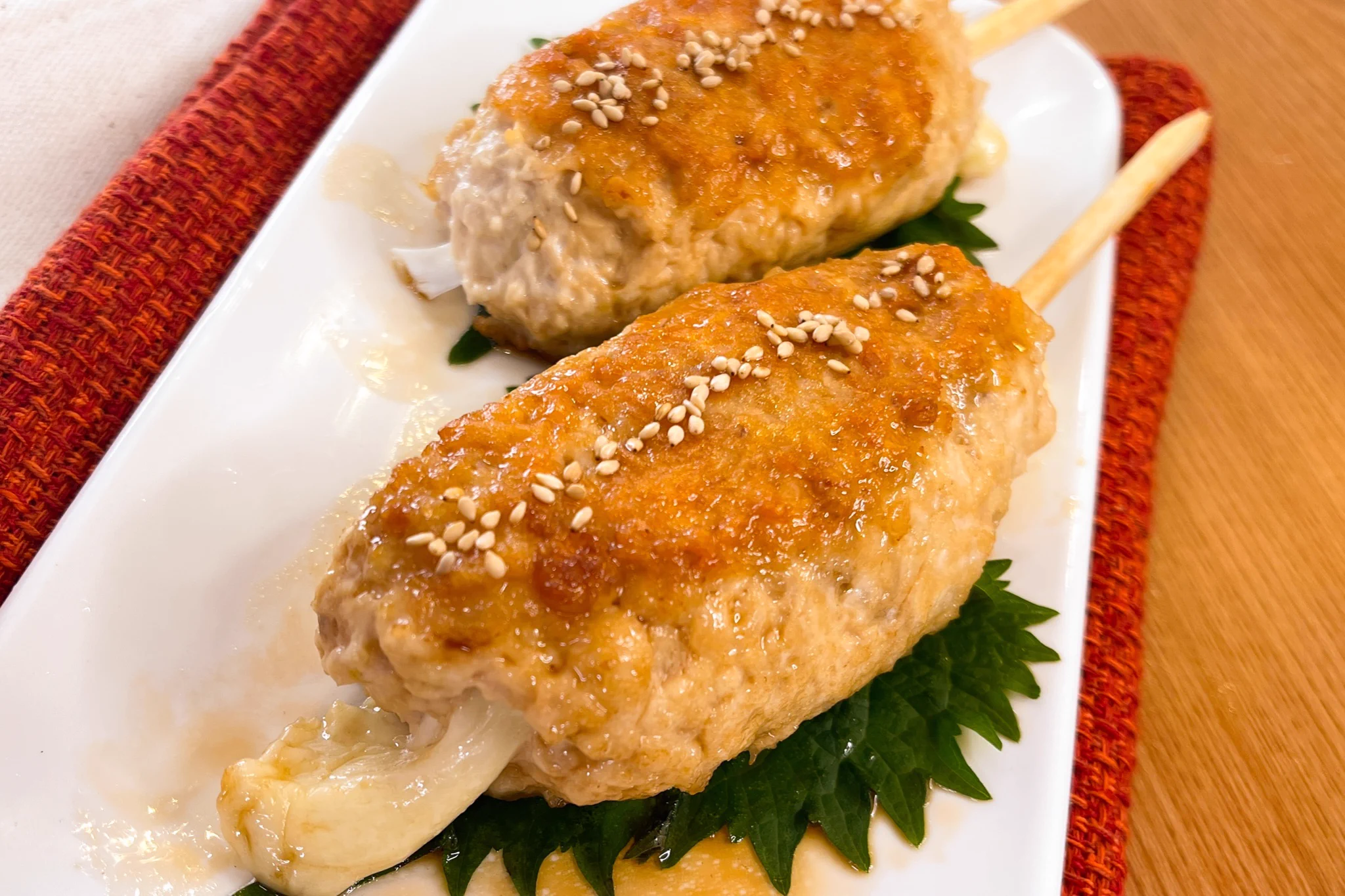 のびるチーズがたまらない！チーズつくねスティック。
