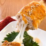 のびるチーズがたまらない!チーズつくねスティック。