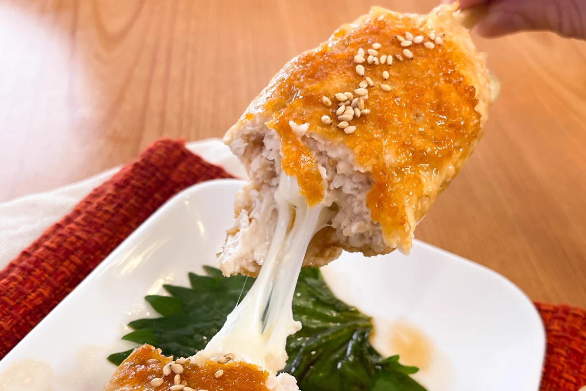 のびるチーズがたまらない！チーズつくねスティック。