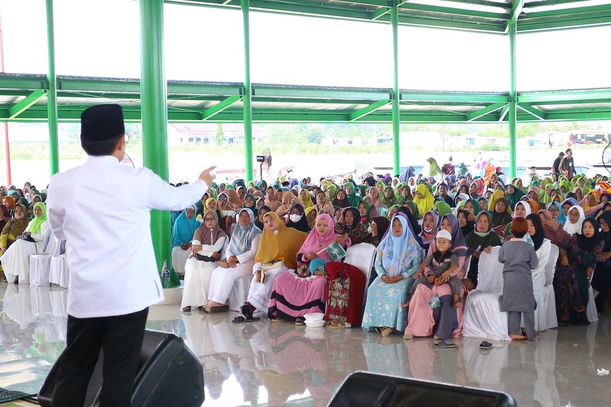 cakimiNOW's tweet photo. Istighotsah kali ini komplit dengan halal bihalal dan briefing kekaderan PKB
Lampung Tengah, luar biasa, militansi Para Kyai, Bunyai, Muslimat, Fatayat, Banser dan Pengurus PKB lebur dalam doa-doa untuk masa depan Indonesia dan kemenangan Pilpres dan PKB. https://t.co/kuVUaeo2QH