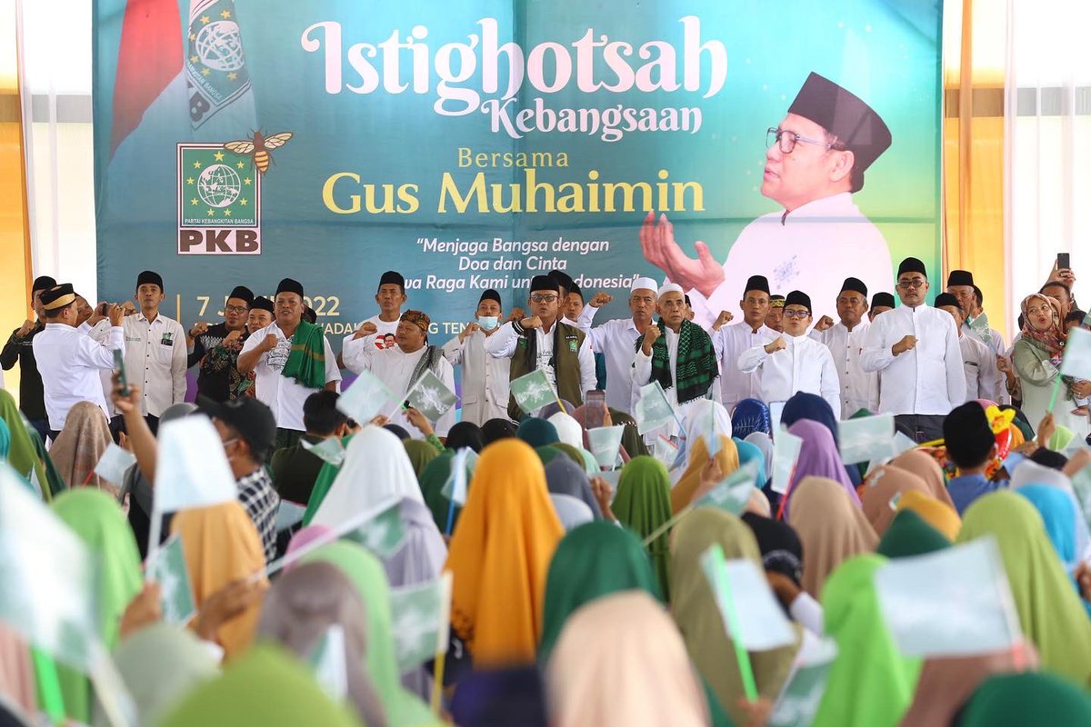 Istighotsah kali ini komplit dengan halal bihalal dan briefing kekaderan PKB
Lampung Tengah, luar biasa, militansi Para Kyai, Bunyai, Muslimat, Fatayat, Banser dan Pengurus PKB lebur dalam doa-doa untuk masa depan Indonesia dan kemenangan Pilpres dan PKB.