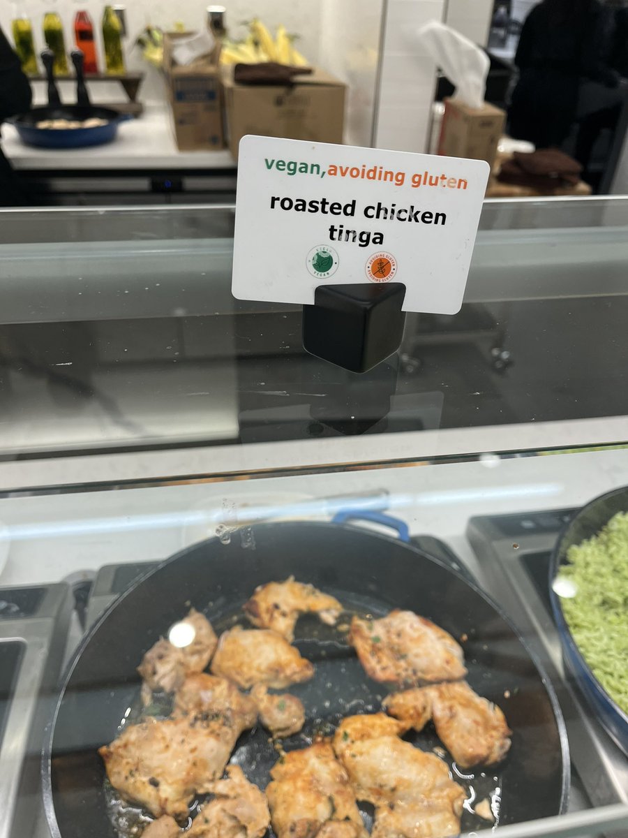 DavidJBuckley's tweet photo. @Delta when did chicken go vegan? (LOL,You guys are the best. Funny sign) https://t.co/pk6cggyZTt