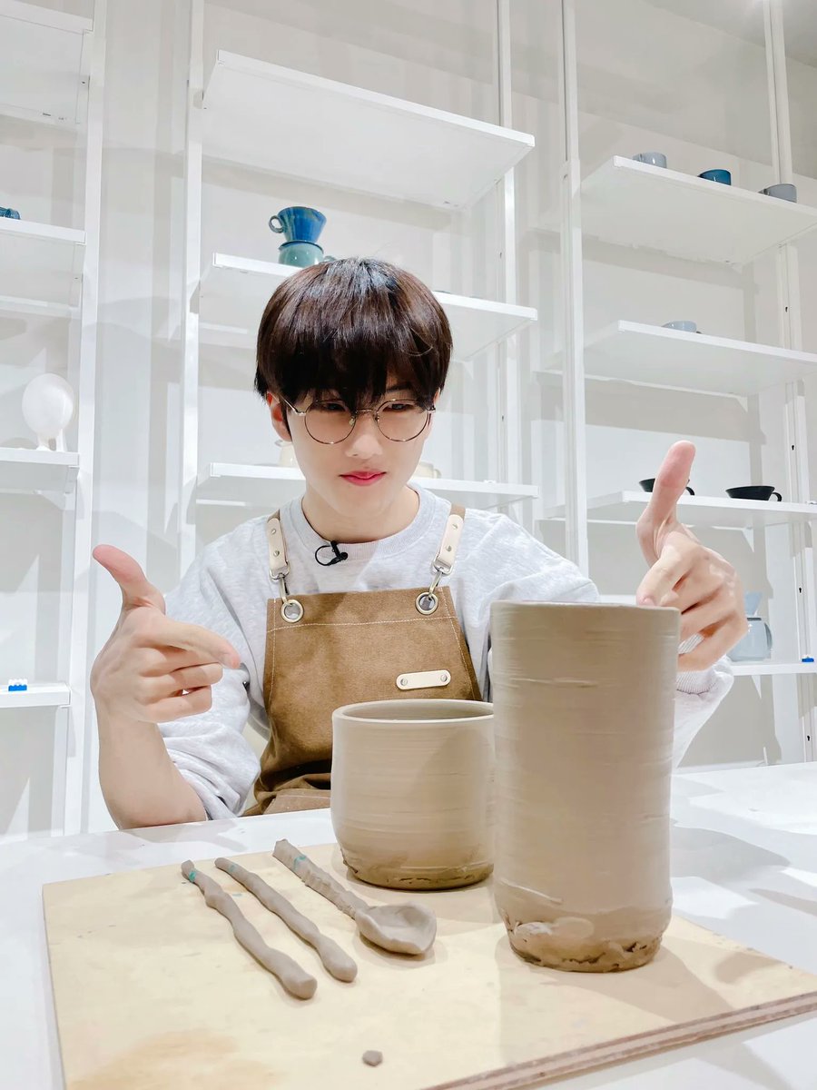 closed; park jisung hourly tweet media