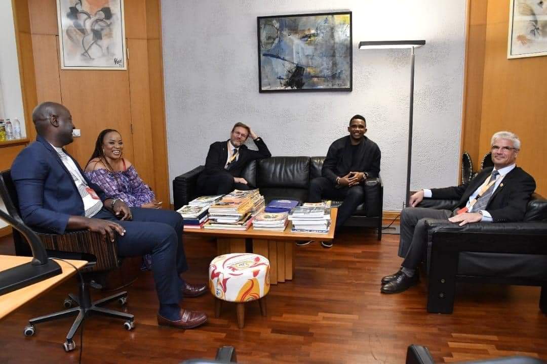 le_4eme_pouvoir's tweet photo. #Cameroun #Football #Sport #Partenaires 🌍🇨🇲⚽
Le Groupe @SABC_Brasseries a reçu ce 6 juin la visite de @SamuelEtoo, président de la @FecafootOfficie
Occasion pour #Emmanuel DE #TAILLY de présenter le nouveau DG du Groupe Stephane DESCAZEAU et parler partenariats https://t.co/qTVFY8BWWI