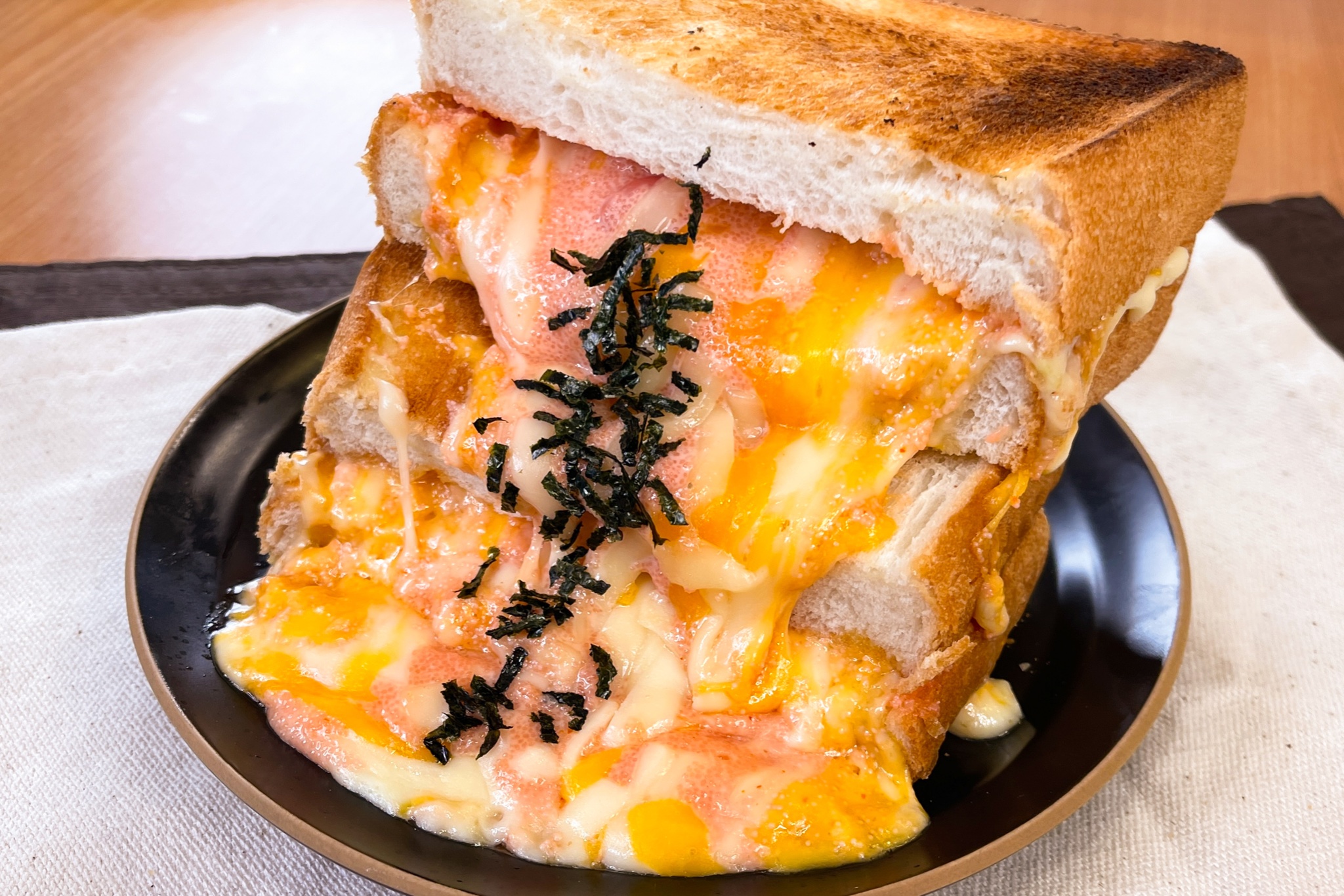 まるみキッチン 簡単レシピ Twitter પર 背徳感あふれる 明太チーズマヨトースト ほぐした明太子とマヨネーズ大さじ1 めんつゆ 2倍濃縮 小さじ1混ぜる 食パン チーズ チーズ 食パンの順番に挟む トースターでじっくり焼けば完成 T Co