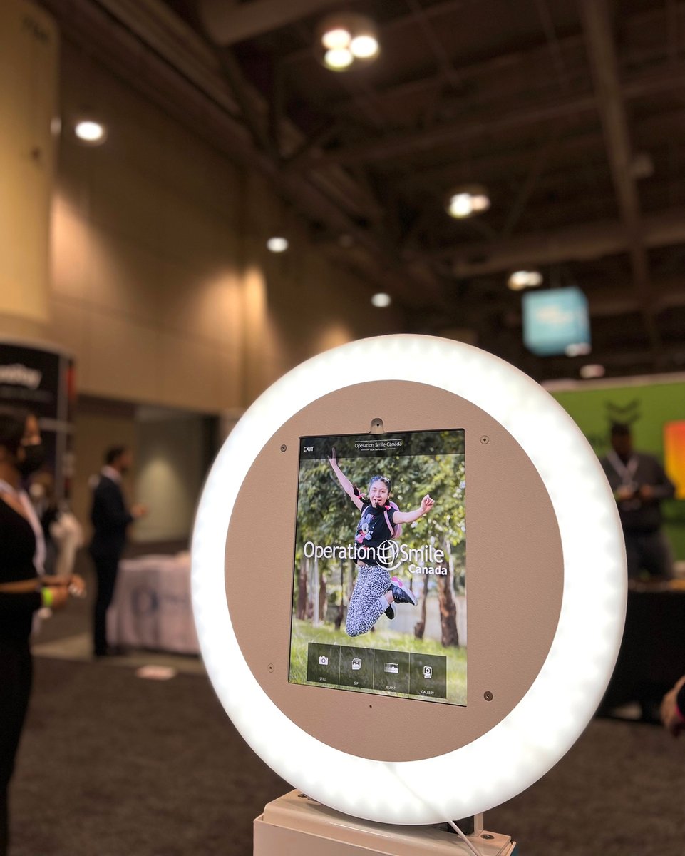 torontophotobus's tweet photo. Selfie booth for corporate! Collect email, run contests, branded video, avatars and so much more! 

 #photobooth #photoboothrental #torontophotobooth #torontoevents #torontoplanner #simcoeevents #barrieevents https://t.co/6k25rMVX3M